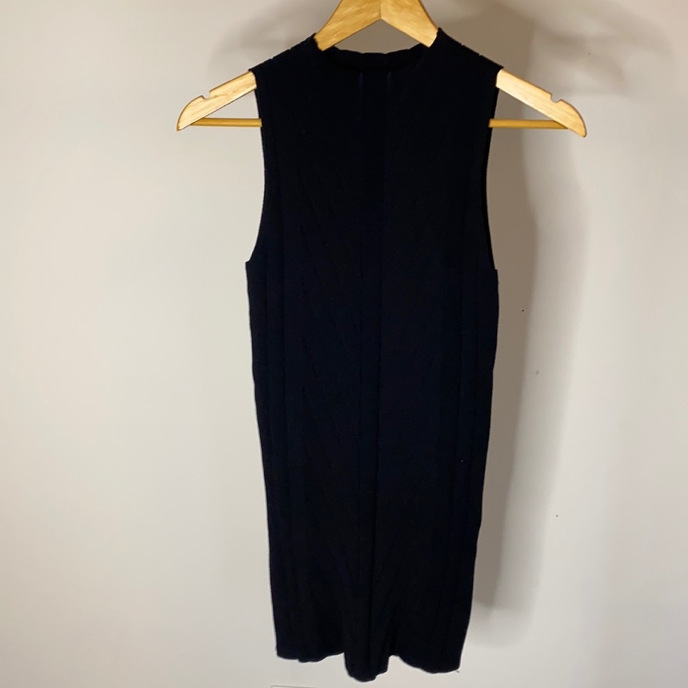 SLEEVELESS SWEATWER